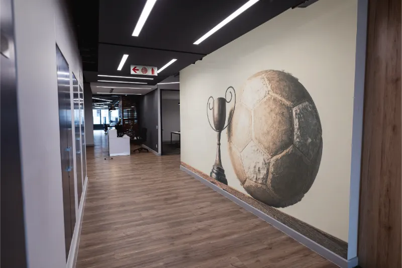 Impression murale d’un ballon de football dans une entreprise – projet événementiel réalisé par SYMP’S