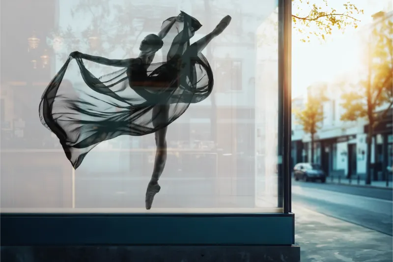 Impression murale sur vitre d’une danseuse – prestation haute définition réalisée par SYMP'S PRINT pour une vitrine