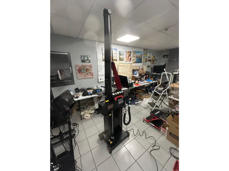Nos services 11 Imprimante murale en cours de réparation dans l’atelier SYMP'S – maintenance technique et remplacement de pièces