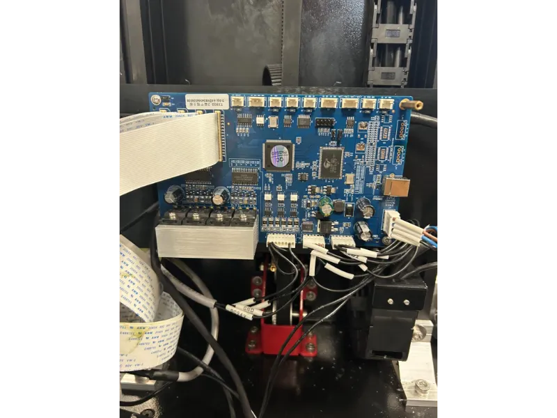 Nos services 8 Carte mère d’imprimante murale en réparation dans l’atelier SYMP'S – maintenance électronique de précision
