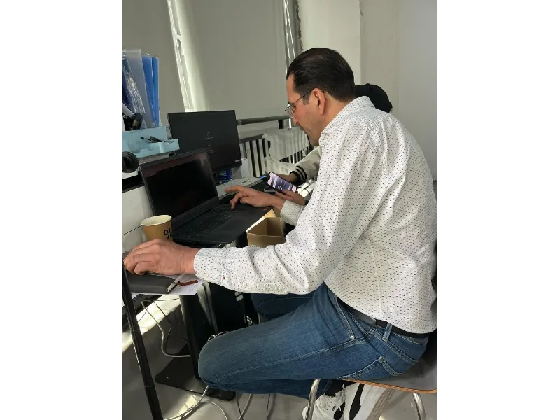 Nos services 7 Le fondateur de SYMP'S en intervention de SAV à distance via ordinateur – assistance et réparation d’imprimante murale à distance
