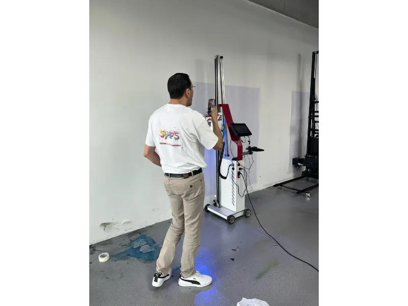 Nos services 6 Le fondateur de SYMP'S en pleine conversation téléphonique avec un client pour un service après-vente d’imprimante murale