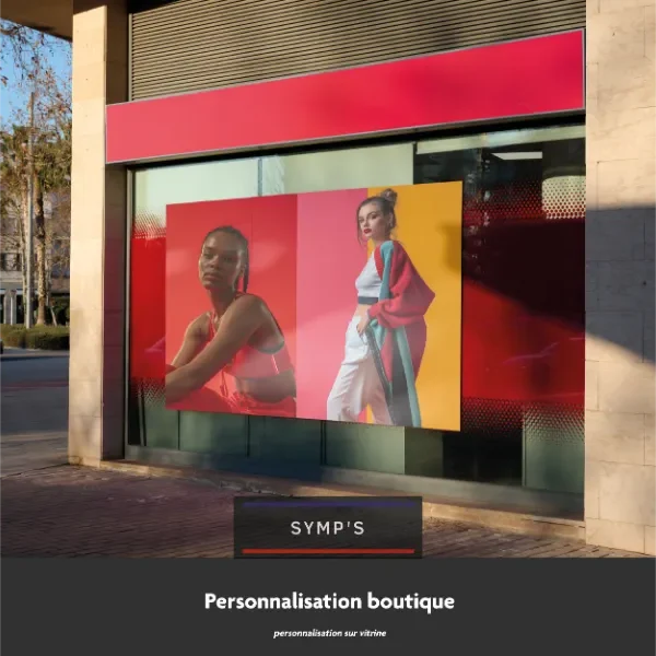 Symps's Print 2 Impression murale sur vitrine de deux femmes – décoration commerciale pour boutique de vêtements réalisée par SYMP'S PRINT